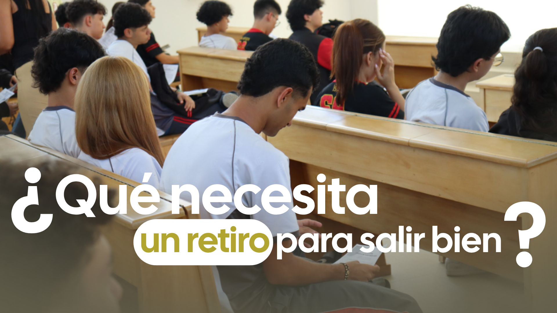 Jóvenes participando en un retiro espiritual organizado por un colegio